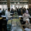 الحكومة السورية تبدأ خطة لعودة الموظفين المسرحين: ماذا عن الرواتب والمستحقات؟