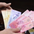 أسعار الصرف اليوم.. الليرة السورية تسجل استقراراً جديداً أمام الدولار والعملات الرئيسية