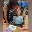بالفيديو.. امرأة تصطحب جثة عمها إلى البنك للحصول على قرض