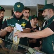 شحنات بنزين عالقة في درعا وريف دمشق.. اتهامات خلال برنامج تلفزيوني ومطالبات بإقالة مسؤول نفطي