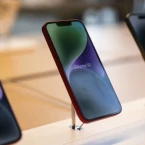 الحرب التجارية تؤدي إلى ارتفاع أسعار هواتف iPhone وSamsung: ماذا ينتظر السوق العالمي؟