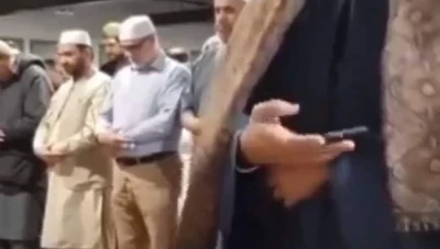 جدل واسع بين المشاهدين: إمام مسجد مصري يتصفح هاتفه أثناء الصلاة (فيديو)