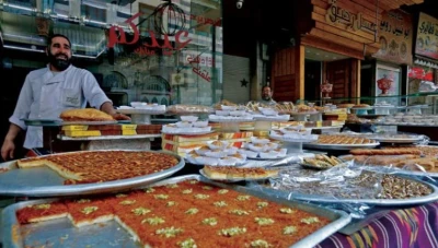 الغلاء يدفع ببعض السوريين لشراء الحلويات بالقطعة