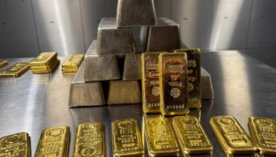 ارتفاع طفيف بأسعار الذهب عالمياً وسط ضغوط اقتصادية وتراجع الدولار