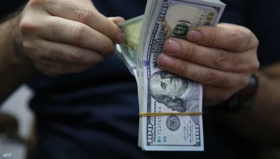 ارتفاع غير مسبق للدولار واليورو يؤذيه التضخم المرتفع