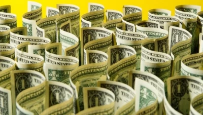 الدولار يصعد بعد أسوأ شهر في 10 سنوات