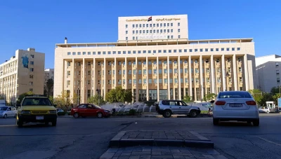 رجل أعمال يبشر الشعب انفراجات قادمة وملايين الدولارات ستصب في المركزي