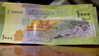 لا بيع ولا شراء للدولار.. خبير يكشف عن أسباب انهيار الليرة السورية