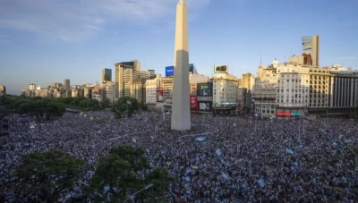 بالفيديو.. طوفان بشري في مسقط رأس ميسي احتفالاً بفوز الأرجنتين