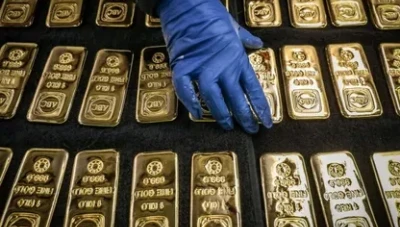 أسعار الذهب تتراجع بعد مستويات قياسية مع استمرار مكاسب 2025