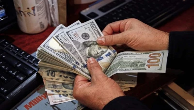 الدولار يتراجع في السوق السورية… هل نحن أمام بداية تعافي حقيقي لليرة أم موجة مؤقتة؟