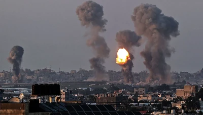 الجيش الإسرائيلي يفتك بمسنة تحمل راية بيضاء وحفيدها