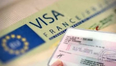 فرنسا تلين قوانين التأشيرة لفئة محددة من المسافرين