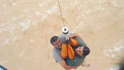 مشاهد تحبس الأنفاس لإنقاذ عالقين وسط السيول وارتفاع عدد ضحايا المنخفض الجوي في سلطنة عمان (فيديو)
