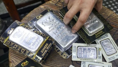 الفضة تتجاوز 80 دولاراً للأونصة بنهاية 2025