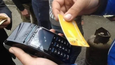 دولة عربية تعتمد تجربة البطاقة الذكية
