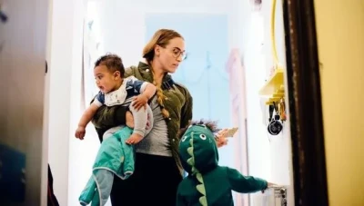 دراسة: العمل يصبح ملاذاً للآباء والأمهات أكثر من البقاء في المنزل مع الأطفال