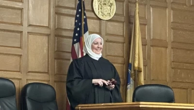 بالفيديو.. امرأة سورية تتسلم مهامها كأول قاضية محجبة في أمريكا