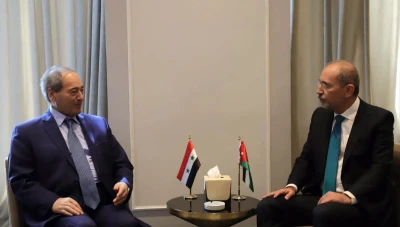 نائب الرئيس السوري فيصل المقداد ووزير الخارجية الأردني أيمن الصفدي يناقـشان ظـروف عـودة اللاجئين السوريين