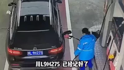 ذرفت الدموع بسبب ماحدث.. صاحب سيارة فاخرة في الصين يرمي الأموال على الأرض بعد تعبئة الوقود (فيديو)