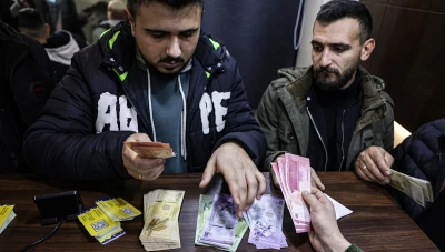 الدولار يقترب من أعلى مستوى منذ أشهر.. والليرة السورية تحت الضغط