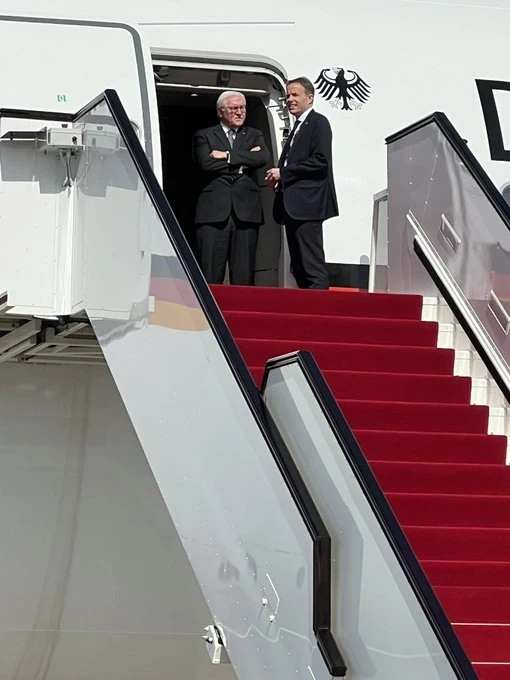 تأخر رئيس ألمانيا في قطر: لماذا انتظر فرانك فالتر شتاينماير نصف ساعة قبل النزول من الطائرة؟