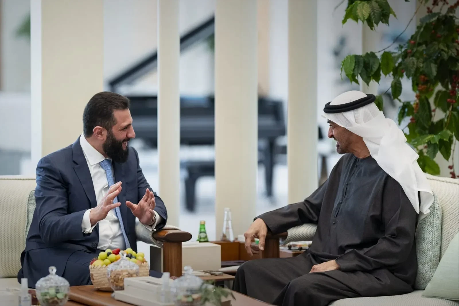 الشرع وبن زايد يبحثان تطوير العلاقات وتعزيز التعاون الاقتصادي والاستثماري