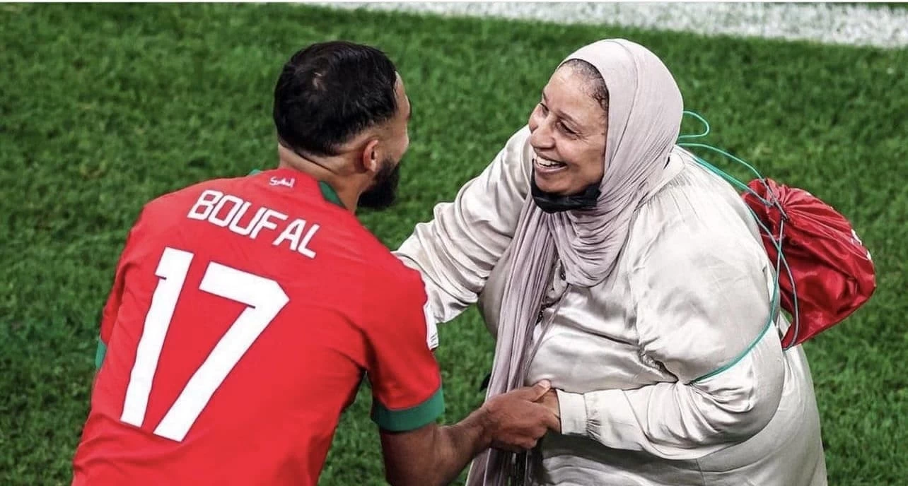بالصور.. حقيقة وفاة والدة اللاعب المغربي "بوفال"التي أشغلت وسائل التواصل