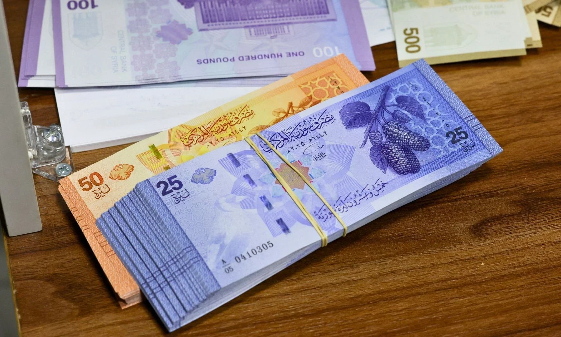 استقرار جزئي في سعر الليرة السورية مع افتتاح تعاملات اليوم