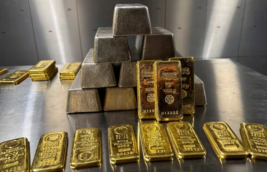 ارتفاع طفيف بأسعار الذهب عالمياً وسط ضغوط اقتصادية وتراجع الدولار