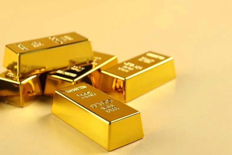 تراجع أسعار الذهب عالمياً مع تغير توقعات الفائدة الأميركية وارتفاع النفط