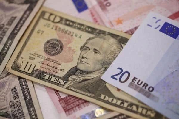 مصرف سوريا المركزي يخفض سعر الدولار للحوالات الخارجية