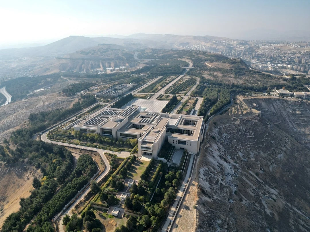 وزارة الطاقة تُلزم مؤسسات الدولة بدفع فواتير الكهرباء دون استثناء