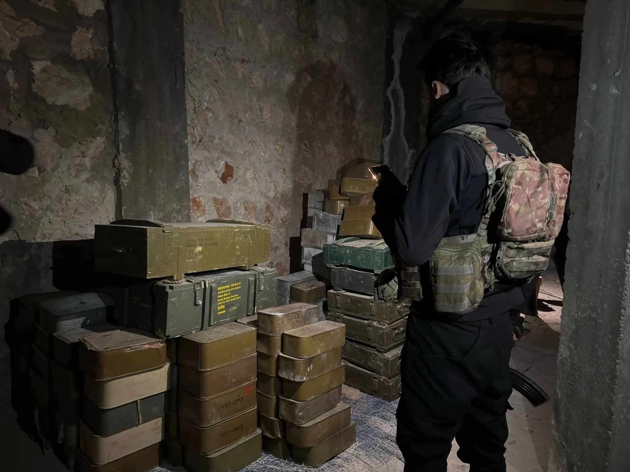 ضبط مستودع أسلـ..ـحة خلال عمليات المسح الأمني في مدينة دير حافر