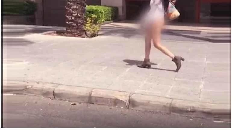 بالفيديو فتاة عـ.ـارية تسير في بيروت احتجاجا على القضاء اللبناني