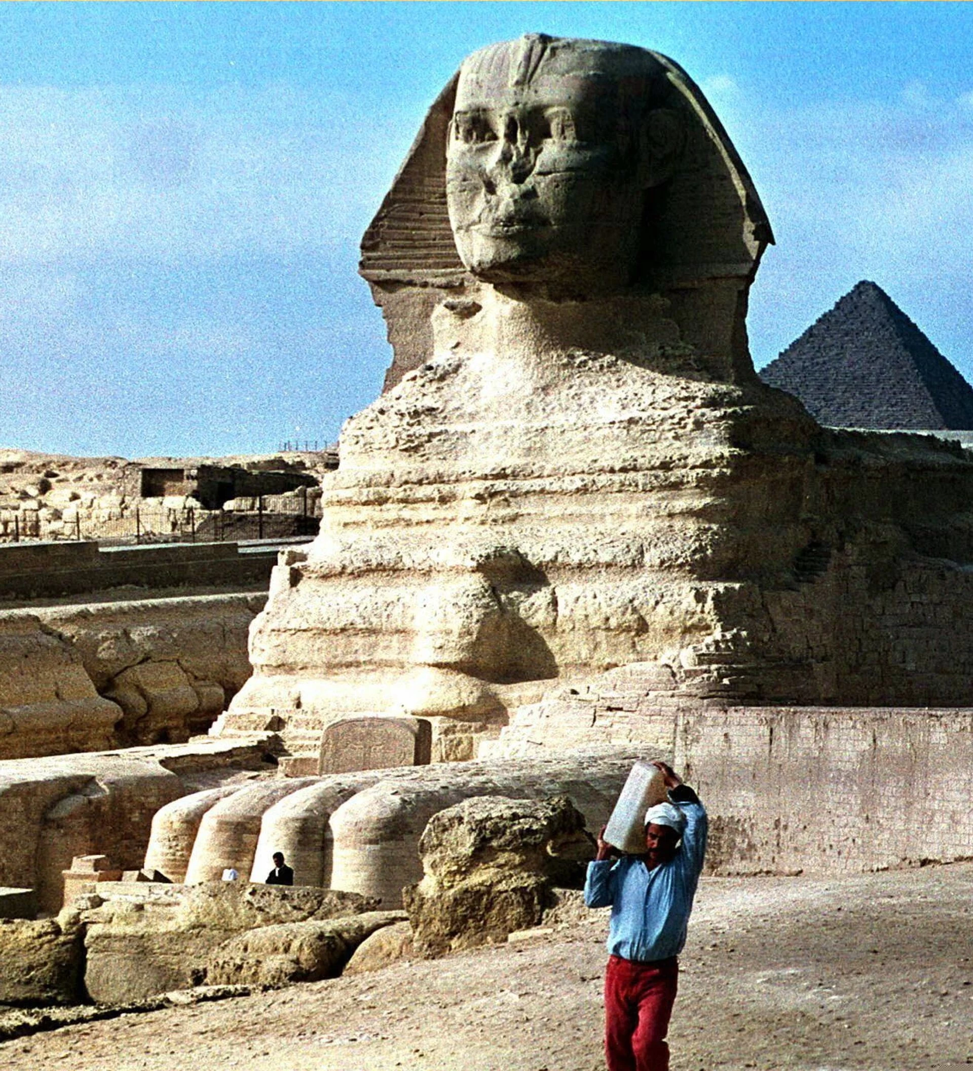 ضجة كبيرة في مصر... تمثال أبو الهول يغمض عيونه وخبير يوضح