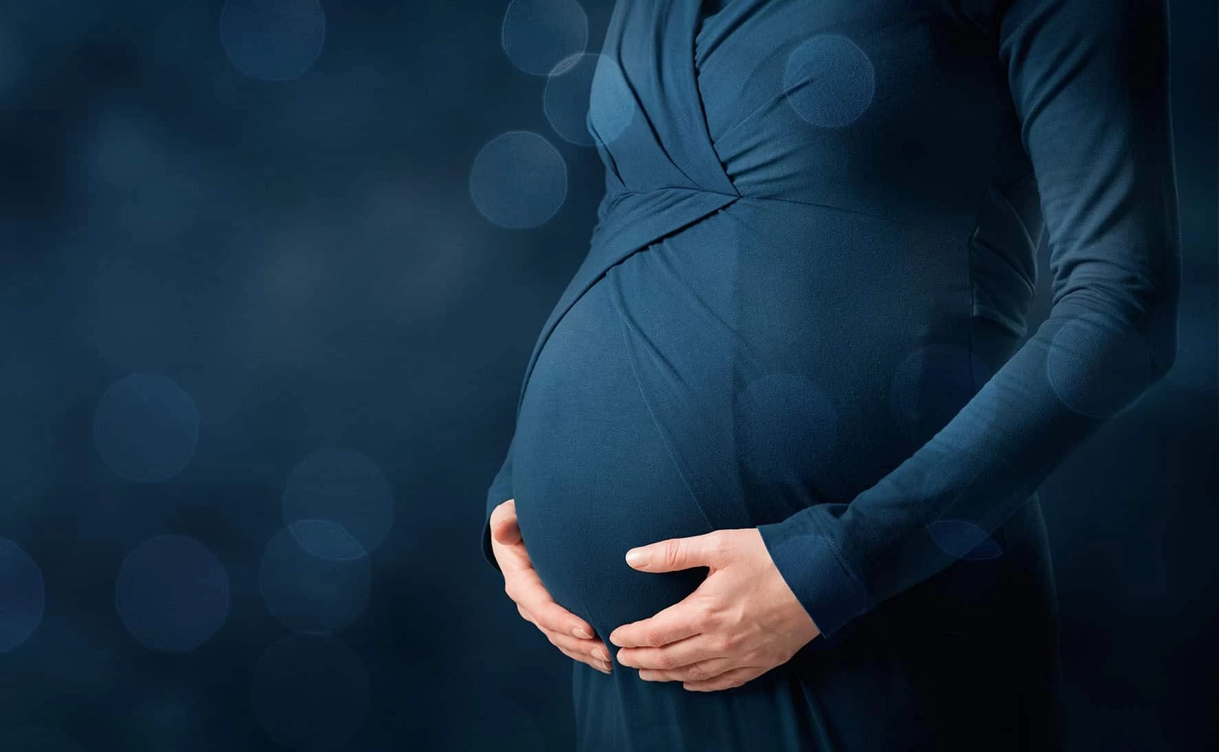 تفسير حلم رؤية الميت للمرأة الحامل بمختلف الأوضاع والدلالات