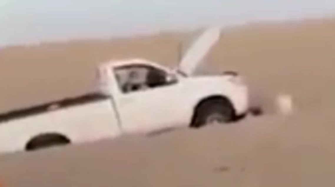 بالفيديو.. سوداني يوثق لحظاته الأخيرة ورفيقيه قبل وفاتهم بصحراء ليبيا