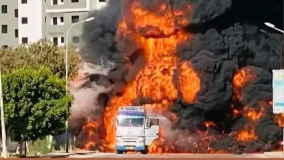 شاهد.. شجاعة سائق شاحنة تنقذ بنغازي من كارثة (فيديو)