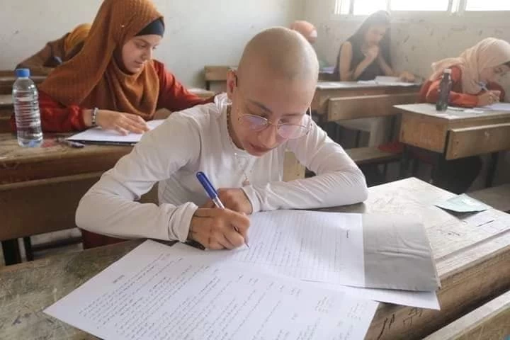طالبة سورية تتحدى السـ.ـرطان وتقدم امتحانها بإرادة قوية