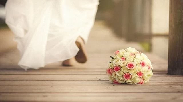 اعلامية تهرب من عريسها يوم زفافها