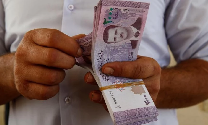 انخفاض مستمر تسجله الليرة السورية عند افتتاح يوم الأحد