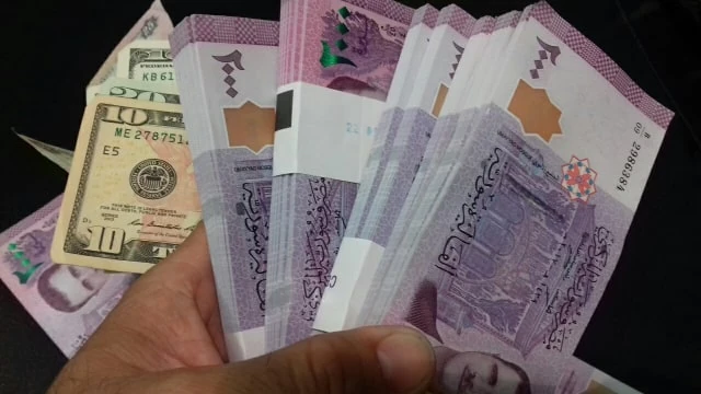 انخفاض سعر صرف الليرة السورية عند افتتاح يوم الثلاثاء
