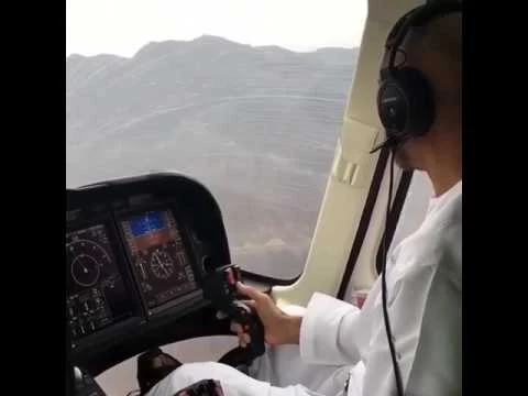 بالفيديو رئيس الدولة يقود مروحية في سماء الإمارات