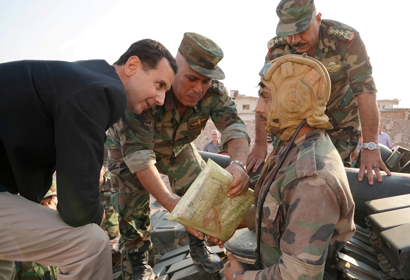 الأسد يصدر امراً إدارياً يقضي بإنهاء الاحتفاظ والاستدعاء للخدمة العسكرية لبعض فئات