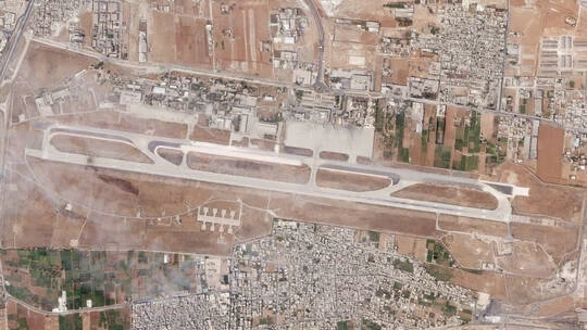 صور تظهر مدى تضـ.ـرر مدرج مطار سوري