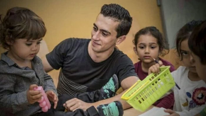 ألمانيا تكرم لاجئ سوري لخدماته التطوعية