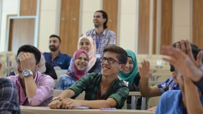 منحة دراسية للاجئين السوريين في الأردن