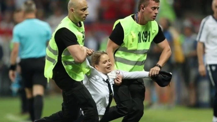 مجموعة نساء اقتحمو أرض الملعب خلال نهائي كأس العالم بين فرنسا كرواتيا