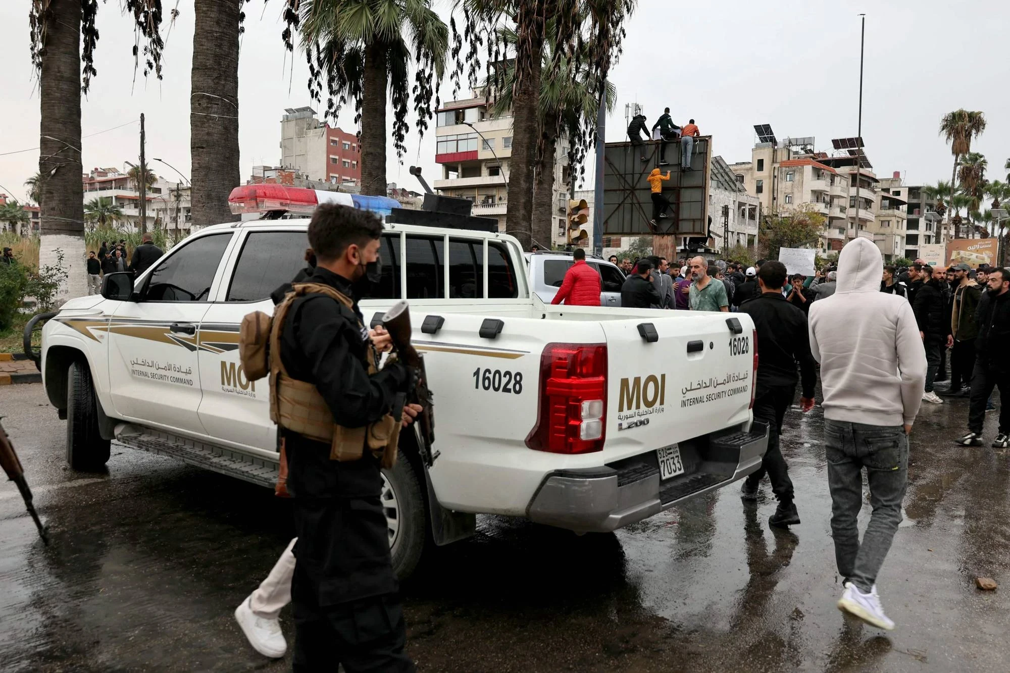 وزارة الداخلية: اعتداءات مسلحة تستهدف عناصر الأمن خلال احتجاجات الساحل